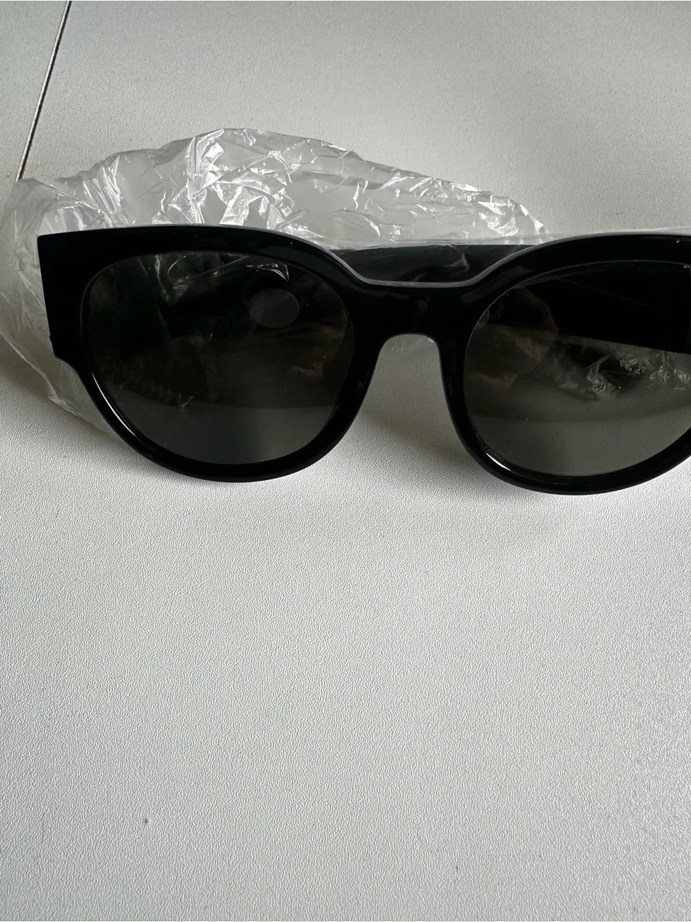 Classic Black Women's Sunglasses - Sleek UV Protection